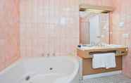 Toilet Kamar 4 Quality Hotel Sherbourne Terrace