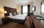 Kamar Tidur 2 The Cairn Hotel