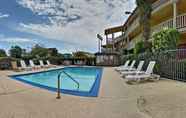 Swimming Pool 4 Quality Inn Oakland Airport