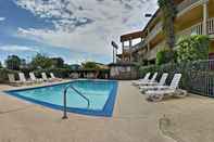 Swimming Pool Quality Inn Oakland Airport