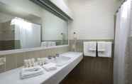 In-room Bathroom 3 Econo Lodge Gateway Tamworth