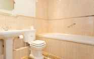 Toilet Kamar 2 Taplow House Hotel & Spa