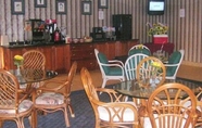 Bar, Kafe dan Lounge 6 Econo Lodge