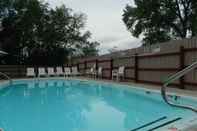 Swimming Pool Quality Inn & Suites Farmington