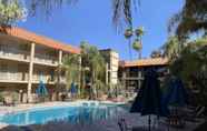 Swimming Pool 2 DoubleTree Suites by Hilton Tucson - Williams Center