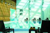 Swimming Pool Hilton Geneva Hotel and Conference Centre