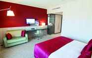 Bedroom 4 Hilton Geneva Hotel and Conference Centre