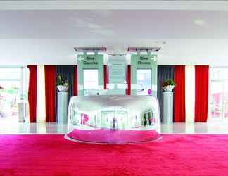 Lobby 2 Hilton Geneva Hotel and Conference Centre