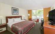 Bedroom 3 Ramada by Wyndham Hialeah/Miami Airport North