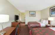 Bedroom 6 Ramada by Wyndham Hialeah/Miami Airport North