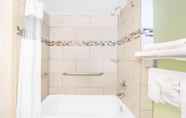 Phòng tắm bên trong 4 Days Inn by Wyndham Roswell