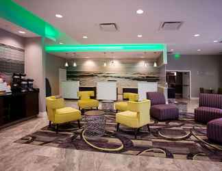 Lobby 2 La Quinta Inn & Suites by Wyndham Virginia Beach