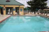 Kolam Renang La Quinta Inn & Suites by Wyndham Virginia Beach