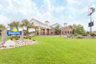 Exterior Days Inn by Wyndham Sault Ste Marie MI