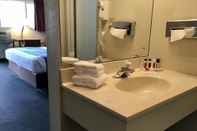 In-room Bathroom Travelodge by Wyndham Powell