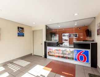 Lobi 2 Motel 6 New Brunswick