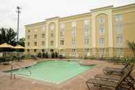 Swimming Pool Best Western Premier Richmond City Gateway