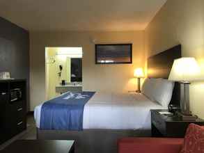 Bedroom 4 Days Inn by Wyndham Greensboro Airport