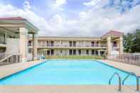 Swimming Pool Days Inn by Wyndham Greensboro Airport