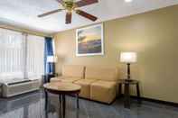 Ruang Umum Days Inn by Wyndham Greensboro Airport