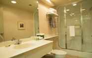 In-room Bathroom 3 Royal Hotel West Edmonton, Trademark Collection by Wyndham