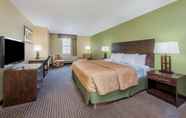 Bedroom 4 Days Inn by Wyndham Perryville