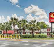 Exterior 3 Econo Lodge North