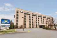 Exterior Days Inn by Wyndham Ottawa West