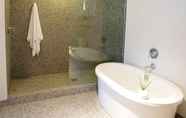 Toilet Kamar 2 Modern Hotel