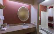 Toilet Kamar 4 Red Roof Inn Dayton North Airport