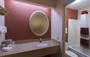 In-room Bathroom 2 Red Roof Inn Dayton North Airport