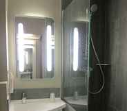 In-room Bathroom 5 ibis Lyon Villefranche sur Saone