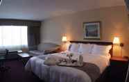Bedroom 2 DoubleTree by Hilton Windsor Hotel & Suites