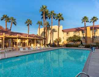 Swimming Pool 2 La Quinta Inn & Suites by Wyndham Las Vegas Airport N Conv.