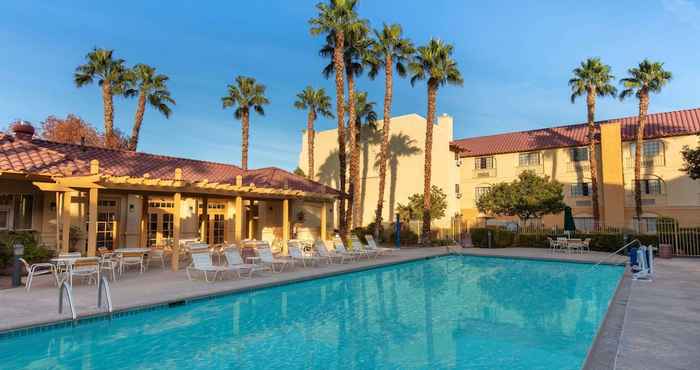 สระว่ายน้ำ La Quinta Inn & Suites by Wyndham Las Vegas Airport N Conv.