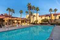 Swimming Pool La Quinta Inn & Suites by Wyndham Las Vegas Airport N Conv.