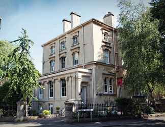 Exterior 2 Victoria Square Hotel