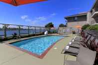 Swimming Pool Executive Inn & Suites Embarcadero Cove