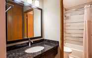 Toilet Kamar 3 Best Western Plus Country Meadows Inn