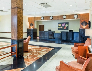 Lobi 2 Clarion Hotel Somerset - New Brunswick