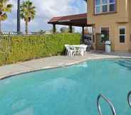 Swimming Pool 7 Econo Lodge Inn & Suites