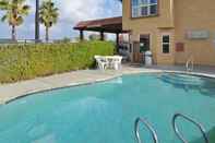 Swimming Pool Econo Lodge Inn & Suites