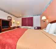 Bedroom 6 Econo Lodge Inn & Suites