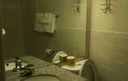 Toilet Kamar 6 Budget Inn La Fonda Motel