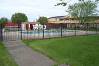 Kolam Renang Red Roof Inn Niagara Falls