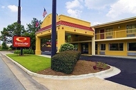 Bangunan Econo Lodge Inn & Suites at Fort Moore