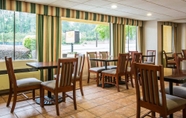 Restaurant 7 Econo Lodge Inn & Suites at Fort Moore