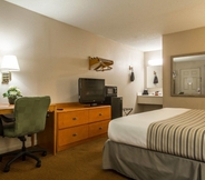 Kamar Tidur 3 Econo Lodge Inn & Suites at Fort Moore