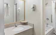 In-room Bathroom 6 Baymont by Wyndham Auburn Hills