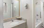 In-room Bathroom 4 Baymont by Wyndham Auburn Hills